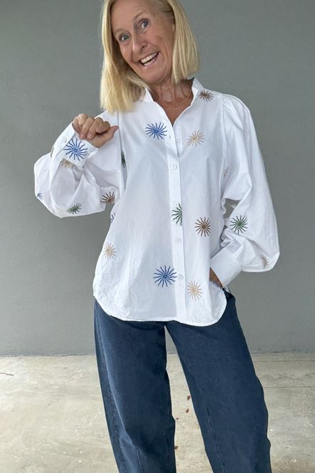 Hovedbilde Bluse i bomull med broderi, modell 86244.