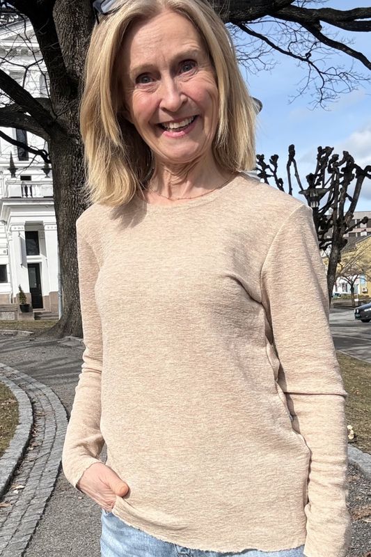 4002 By basics i 100 % merinoull i en smalere modell