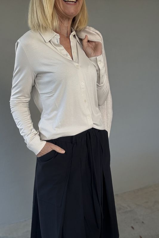 Jane Lushka skjørt , Raffaele, med litt vidde og strikk i livet.